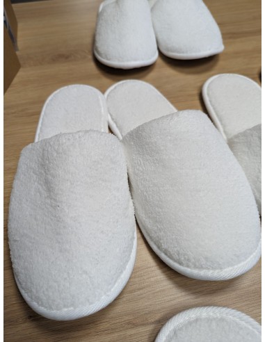 Chaussons duveteux avec logo brodé